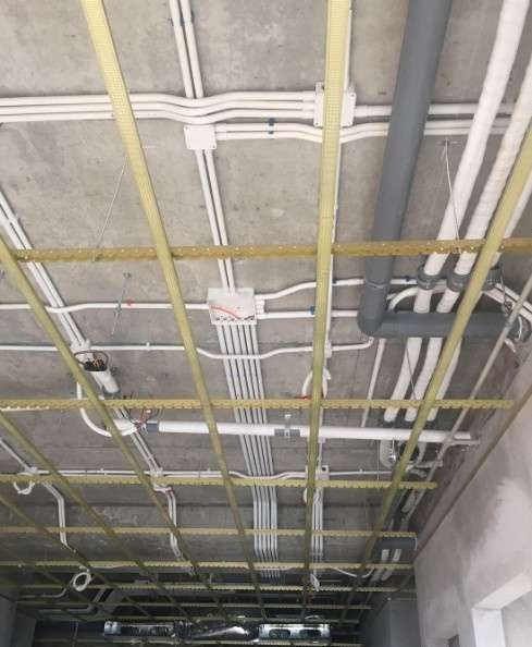Surface conduit and cable tray under a concrete ceiling